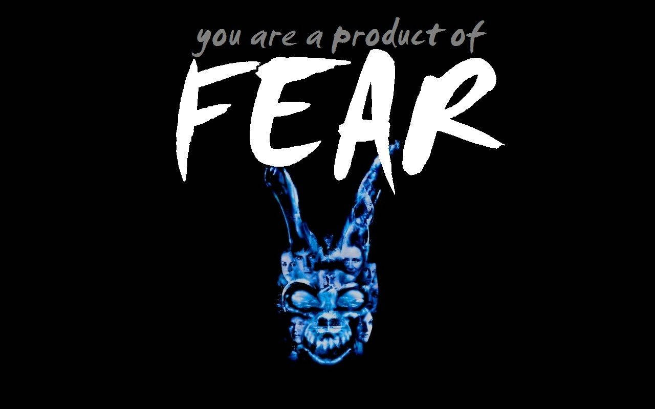 藍色發光兔頭骨，嵌有面孔，下方是文字 you are a product of FEAR。