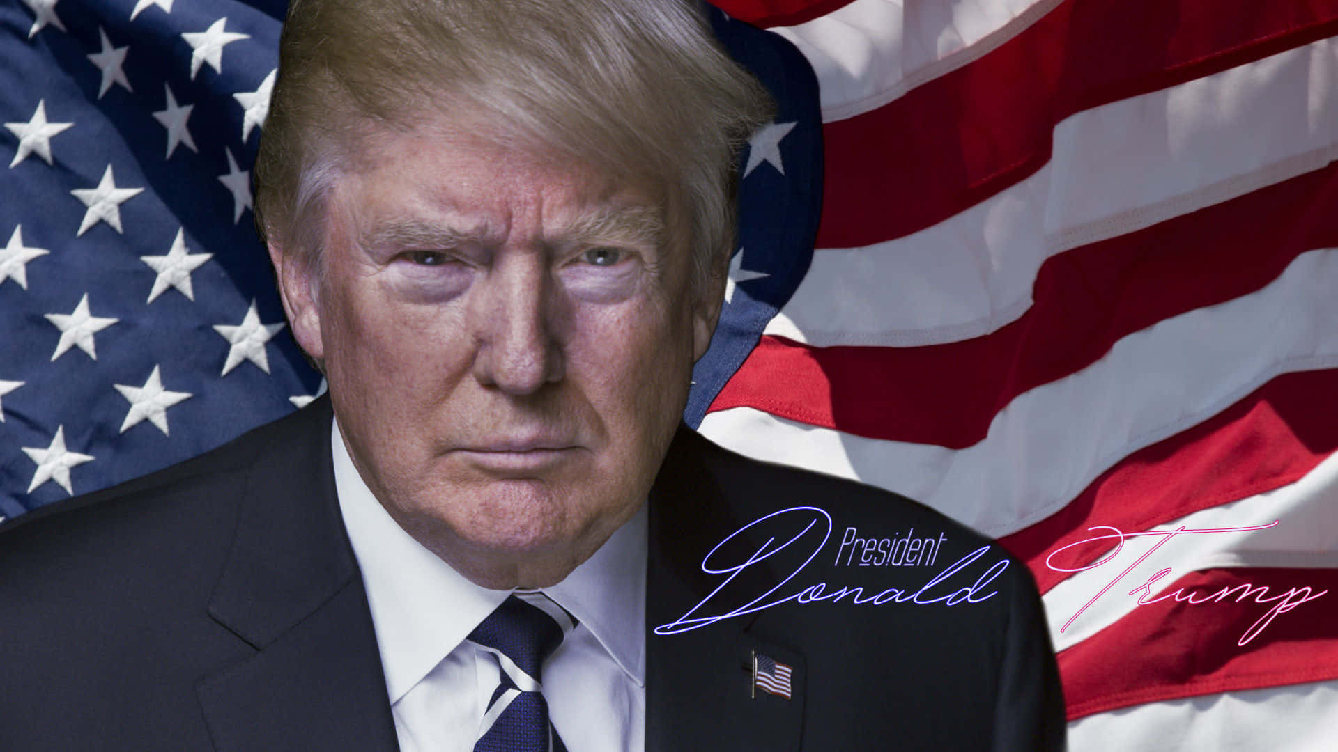 trump 桌布 壁紙 — 唐納德·特朗普身穿深色西裝的特寫肖像，背景是飄揚的美國國旗，他的名字以草書書寫。
