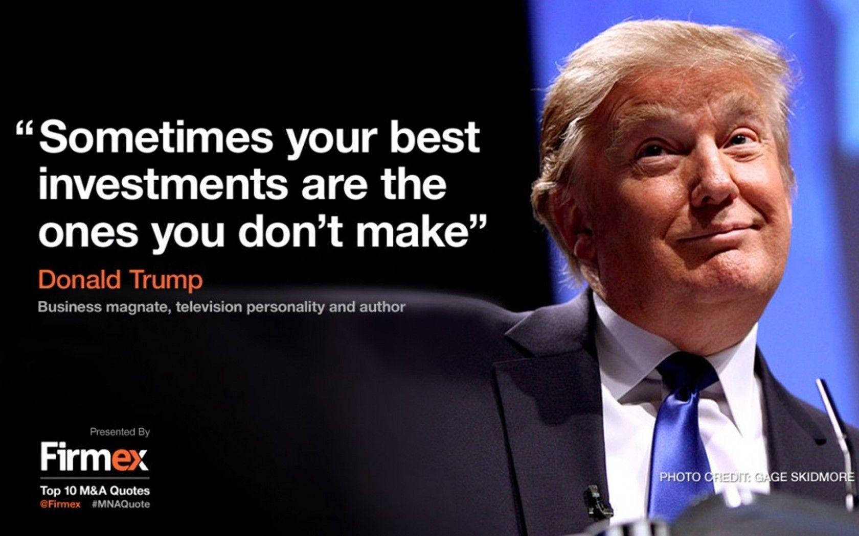 donald trump 桌布 壁紙 — 唐納德·特朗普身穿西裝，在深藍色背景上微笑，旁邊是關於投資的引文。