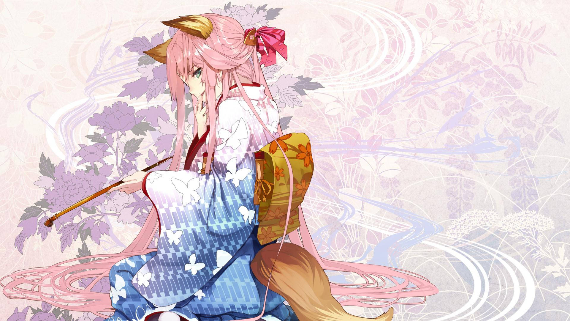 唯美九尾狐少女 壁紙 — 一位粉紅色頭髮的狐狸女孩穿著藍色和服，帶有白色蝴蝶，優雅地坐在柔和的花卉背景前。