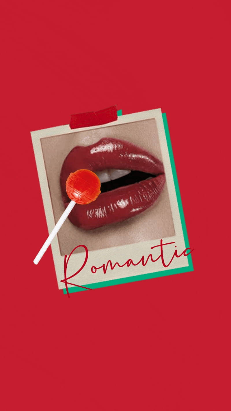 嘴唇特寫，帶有紅色棒棒糖，紅色背景上寫著 romantic。