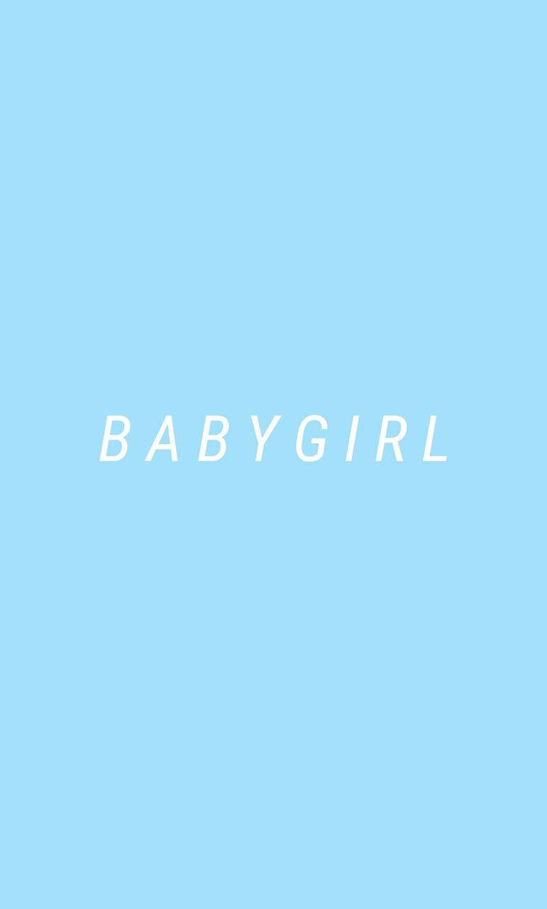 唯美淺藍「Babygirl」 壁紙 — 白色大寫字母「BABYGIRL」置中於純淺藍色背景上。