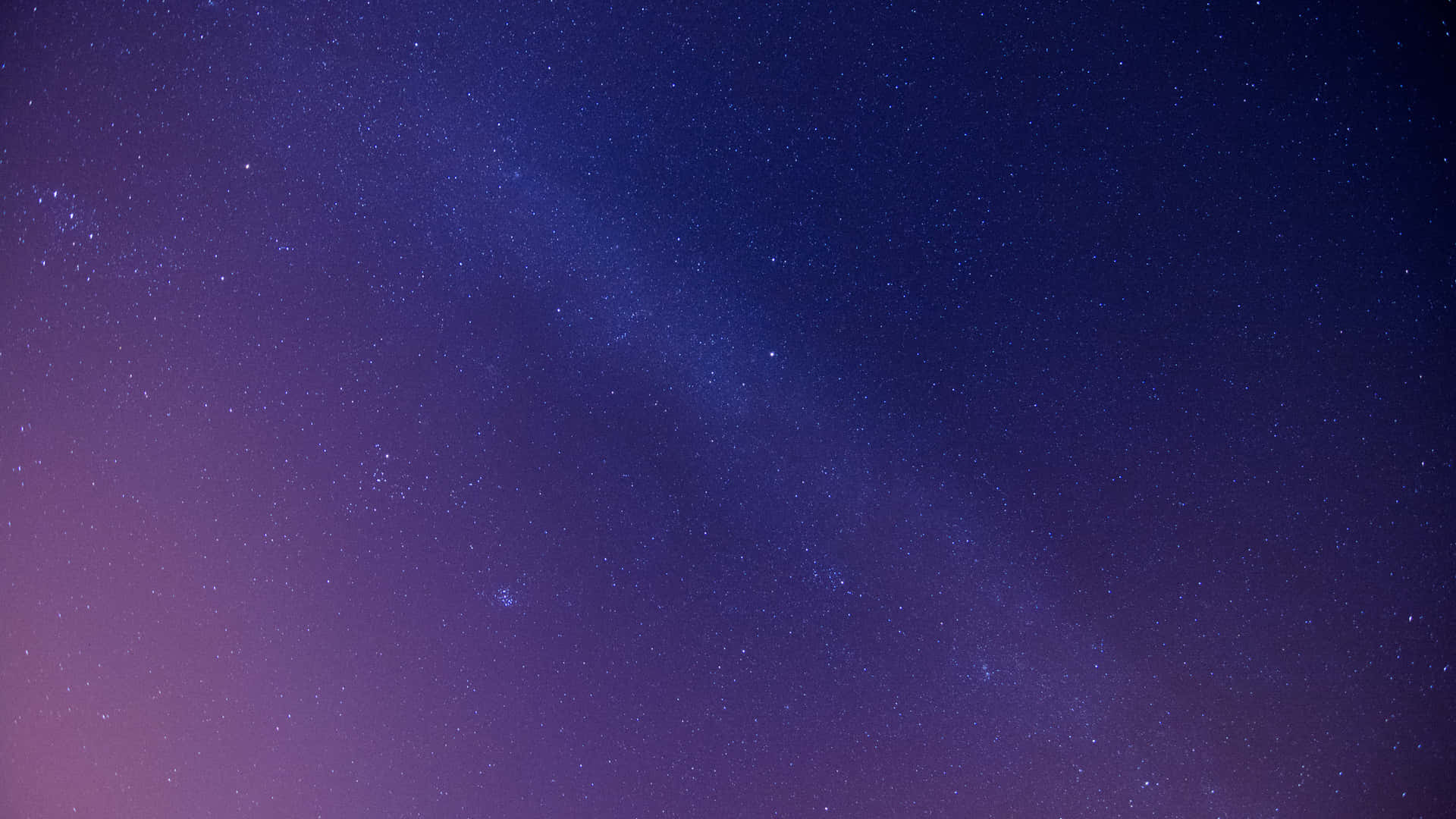 廣闊的星空夜空，銀河在紫色和藍色色調中發光。