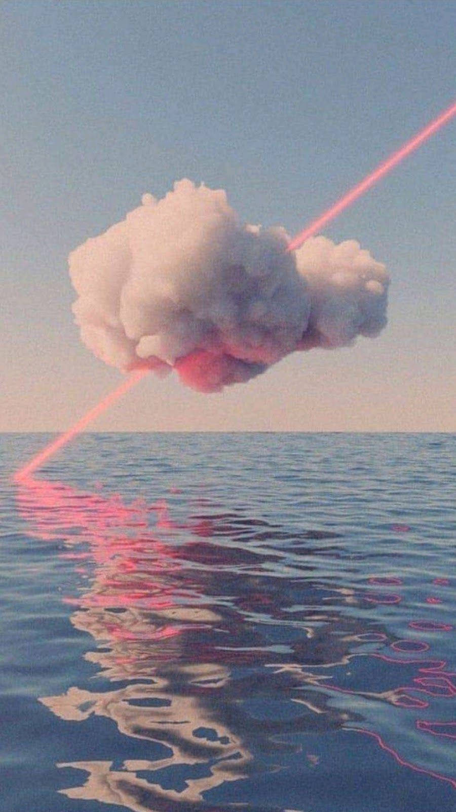 一道粉紅色激光束從海洋上方的雲中射出並反射。