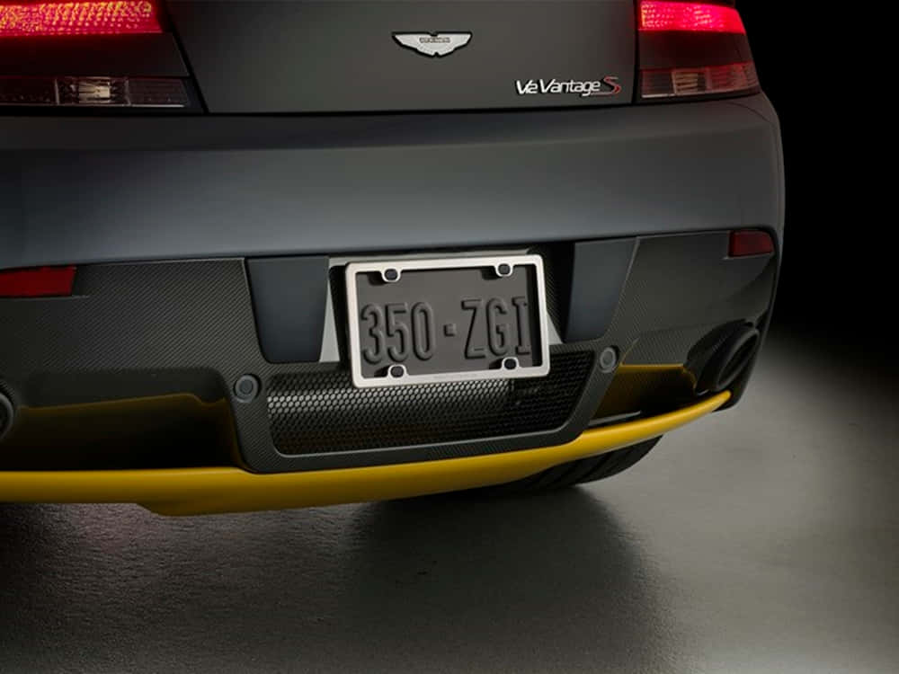 Car License Plate 桌布 壁紙 — 啞光黑色 Aston Martin V8 Vantage S 車尾近距離特寫，配黃色擴散器和紅色尾燈。