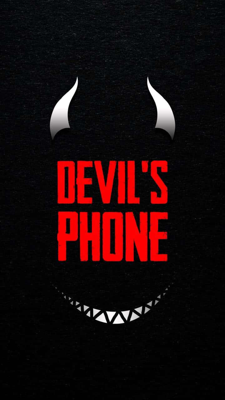啟動「惡魔iPhone」的強大效能 壁紙 — 一個帶有角和尖牙的威脅性魔鬼面孔，圍繞著粗體紅色文字「DEVIL'S PHONE」，背景為黑色紋理。