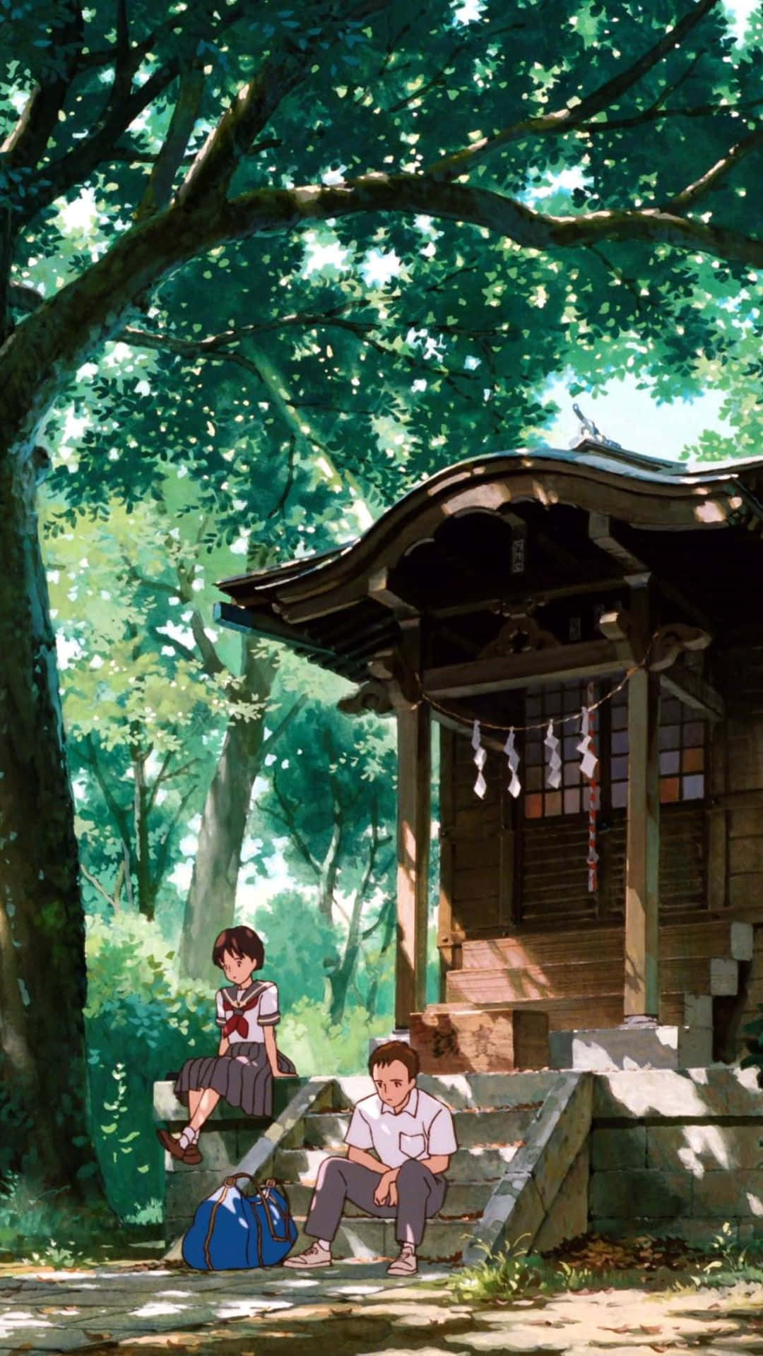 兩個小孩坐在陽光普照的森林中的傳統日本神社旁。