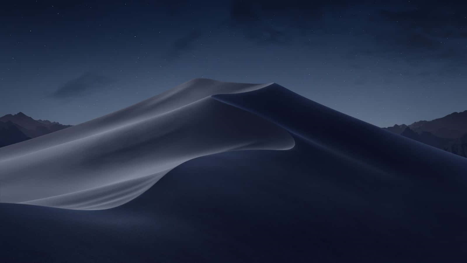 在星空夜空下，平滑沙丘與遠山背景。