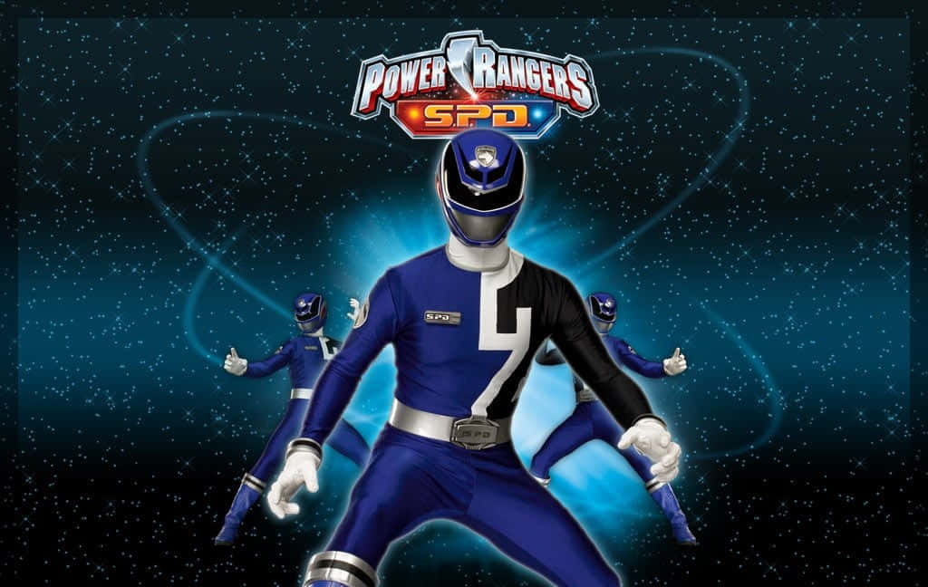 啟動能量晶石，成為超能戰士！ 壁紙 — 藍色Power Ranger SPD英雄地站在星空宇宙背景下，伴隨著發光的能量軌跡和兩個動態姿勢的隊友。