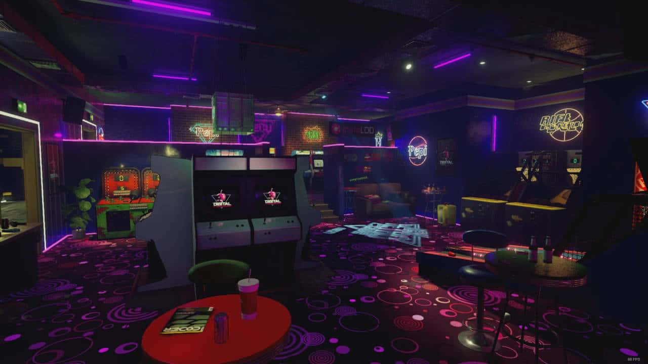 一個復古街機遊戲室，以紫色霓虹燈和圖案地毯照明。