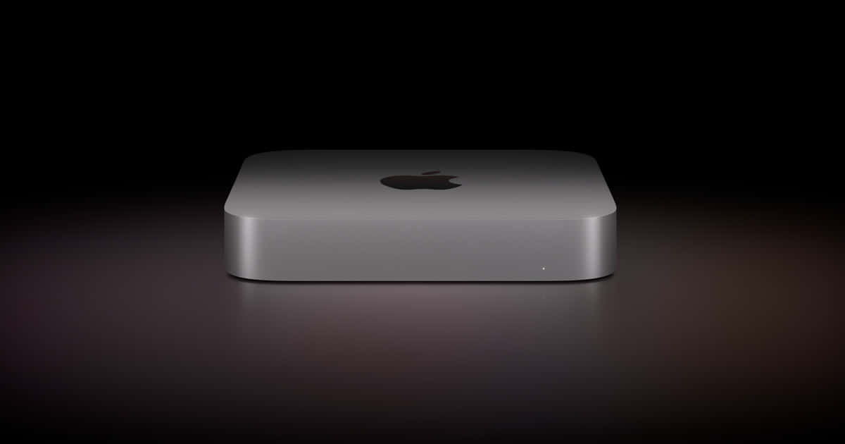 深色反光表面上的時尚銀色 Apple Mac mini 電腦。