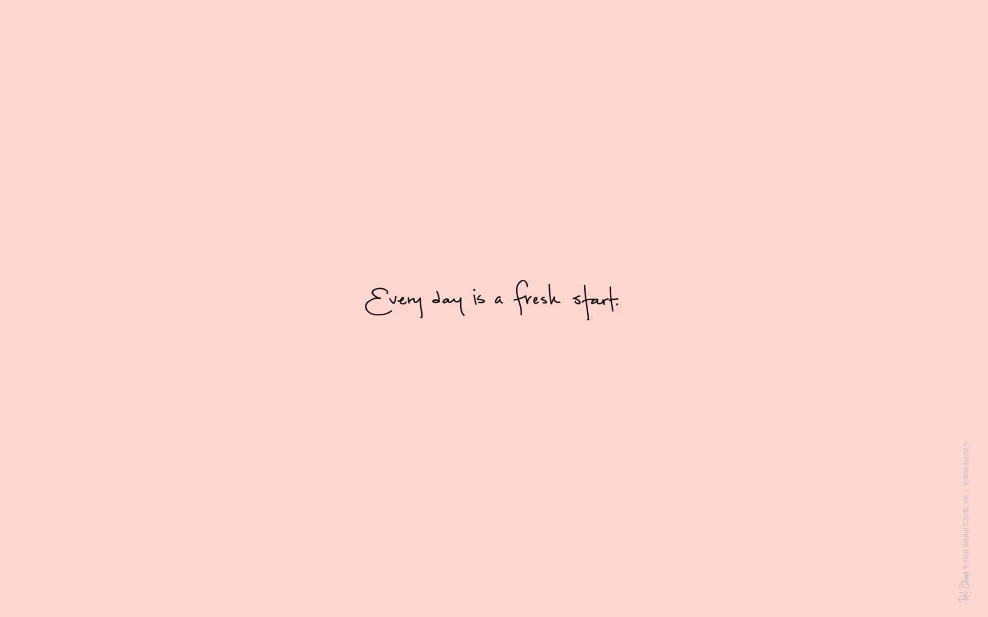 手寫語句「Every day is a fresh start」在桃色背景上。