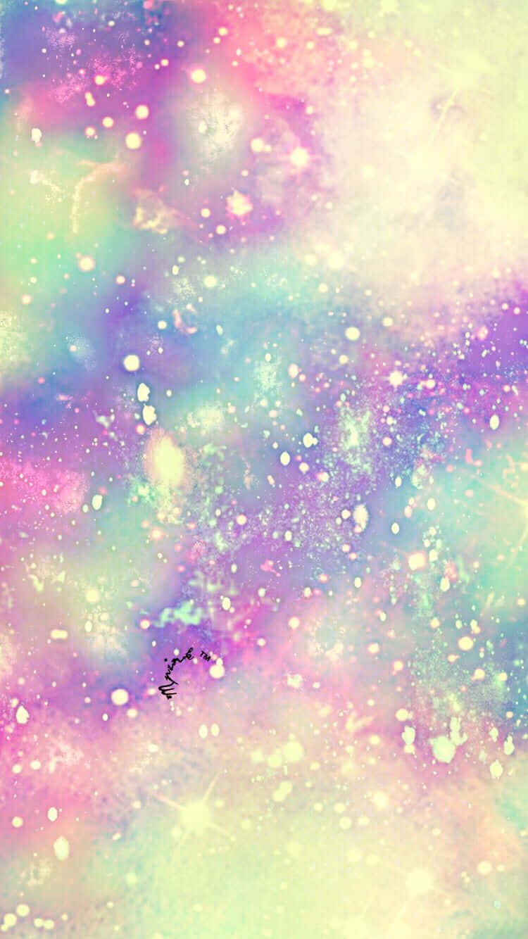 啟程探索可愛粉彩星系的絢麗色彩！ 壁紙 — 夢幻的宇宙星雲以粉彩粉紅、紫色和黃色旋轉，點綴著發光的星星和柔和的光暈。
