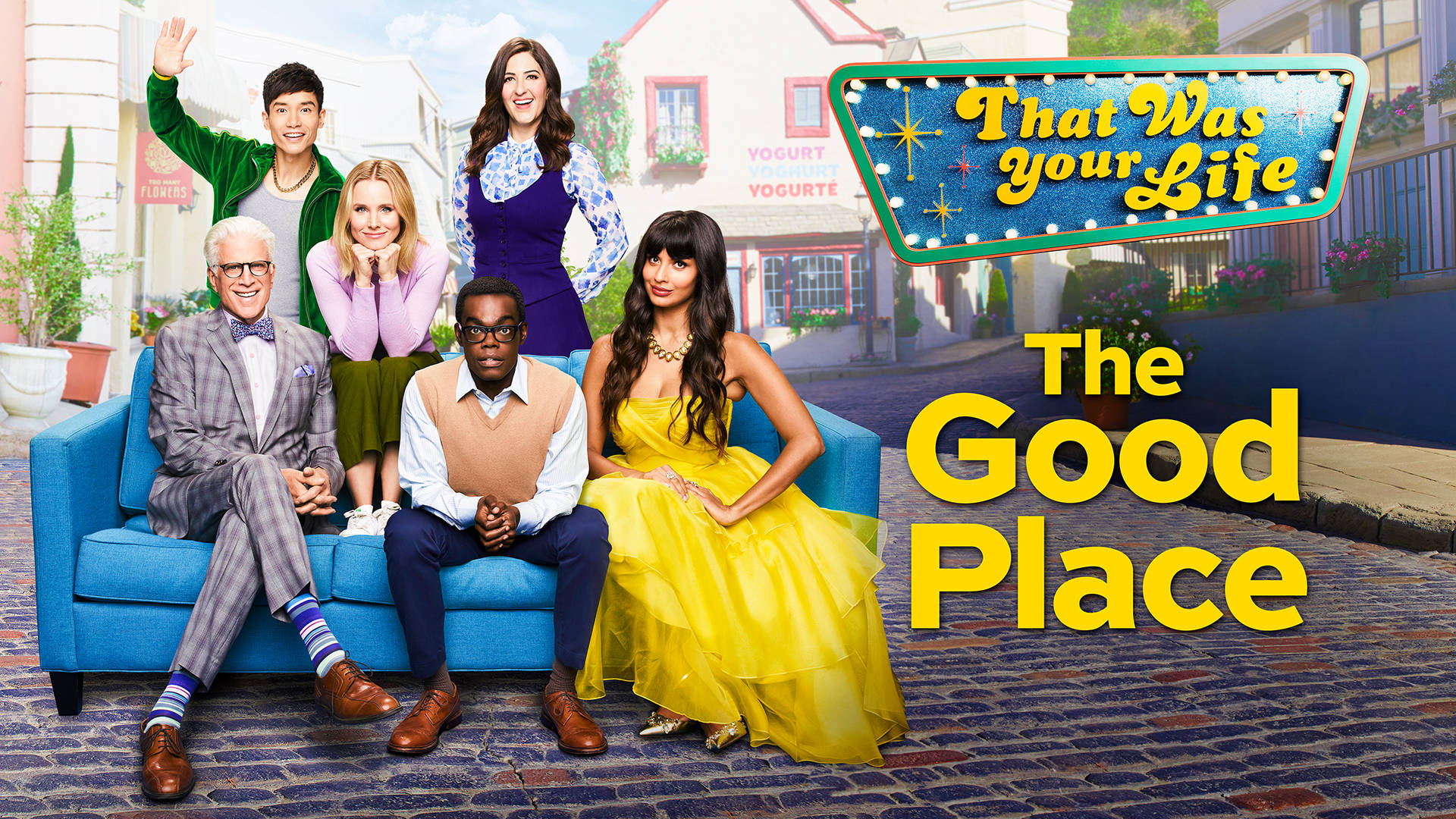 電視節目《The Good Place》的演員在色彩繽紛的城鎮場景中，坐在藍色沙發上擺姿勢。