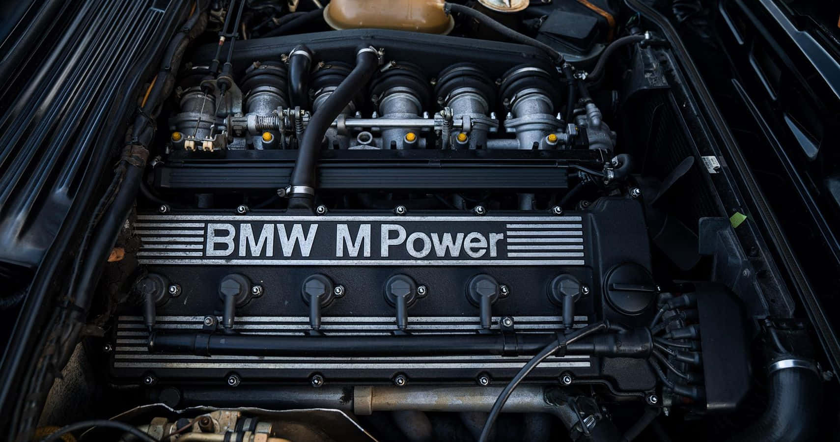 BMW M Power 引擎特寫，可見部件和品牌標識。