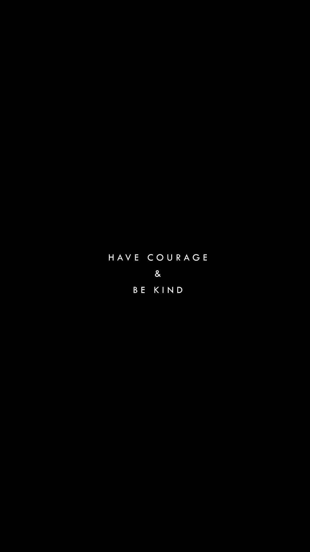 善良與勇氣 壁紙 — 極簡黑色背景，中央白色文字顯示 have courage & be kind。