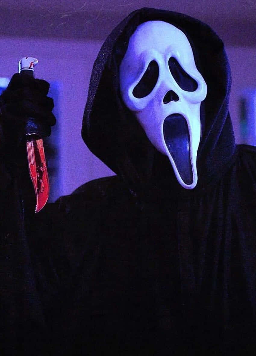 Ghostface 穿著黑色連帽衫在紫色燈光下拿著血淋淋的刀