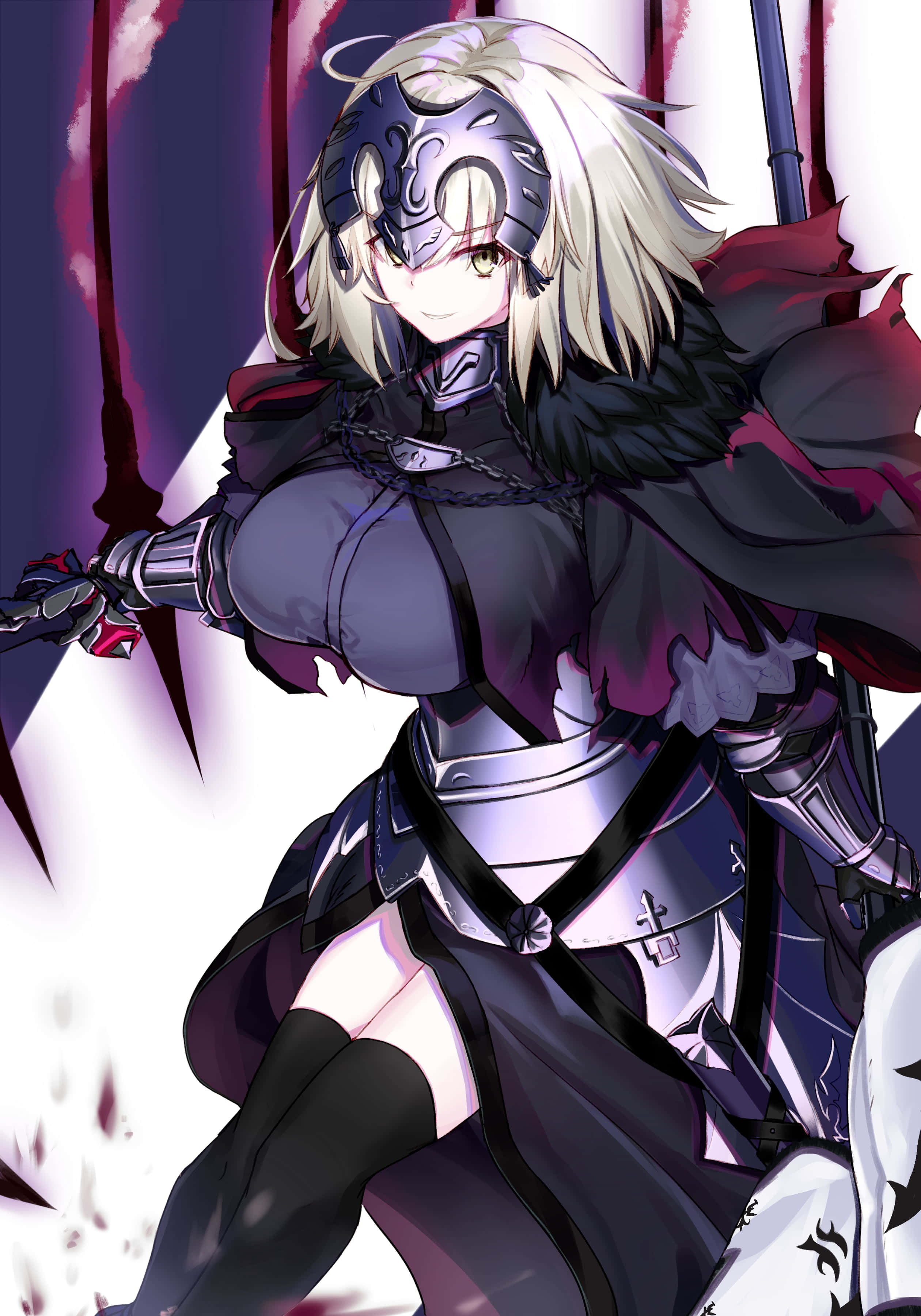 喚醒你內心的英雄精神，與 Fate/Grand Order 一同出征 壁紙 — 一位金髮動漫戰士身穿銀色盔甲和紅色斗篷，在深紫色和白色背景上揮劍。