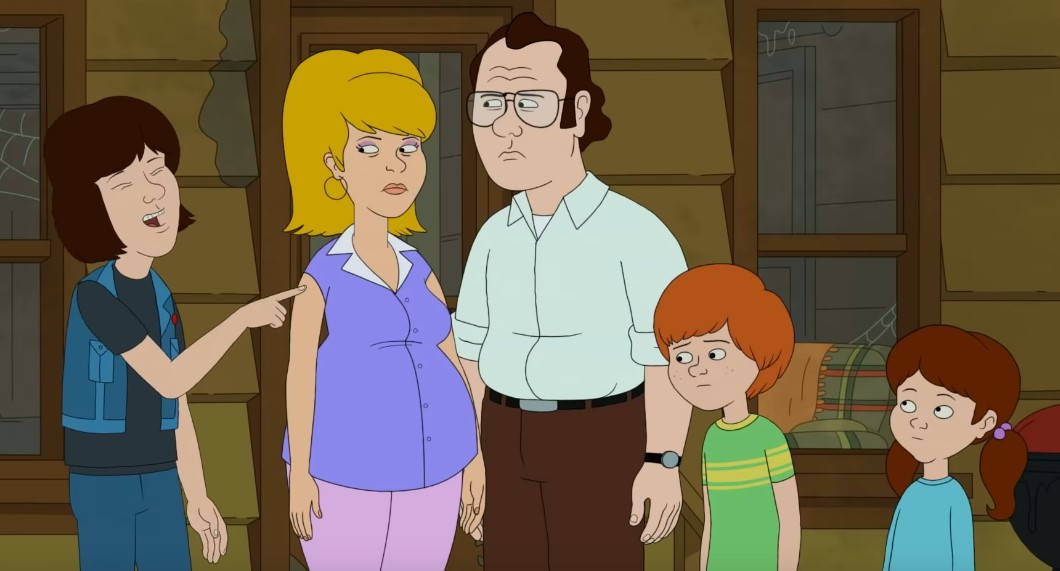 喜劇劇集《F Is For Family》 壁紙 — 一個五口之家站在雜亂的木屋中，一個孩子指責地指著一名孕婦。
