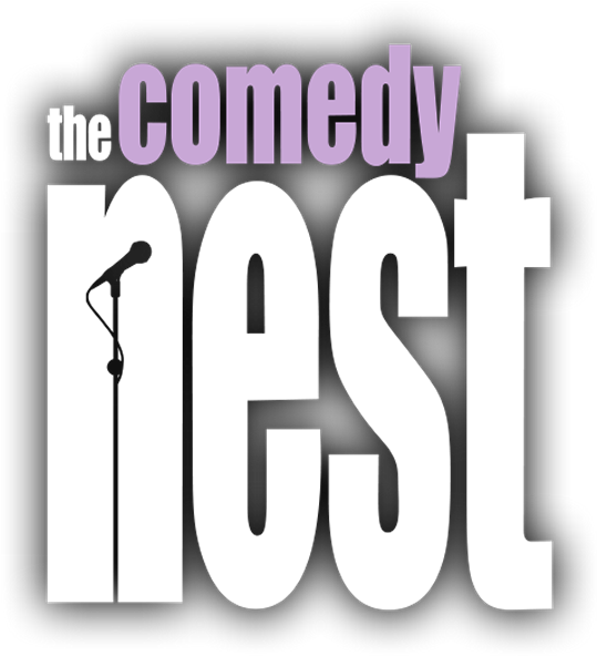 喜劇巢穴標誌 壁紙 — 大膽的白色和紫色文字拼出「the Comedy Nest」，字母「n」內有一個麥克風圖標，背景為黑色。