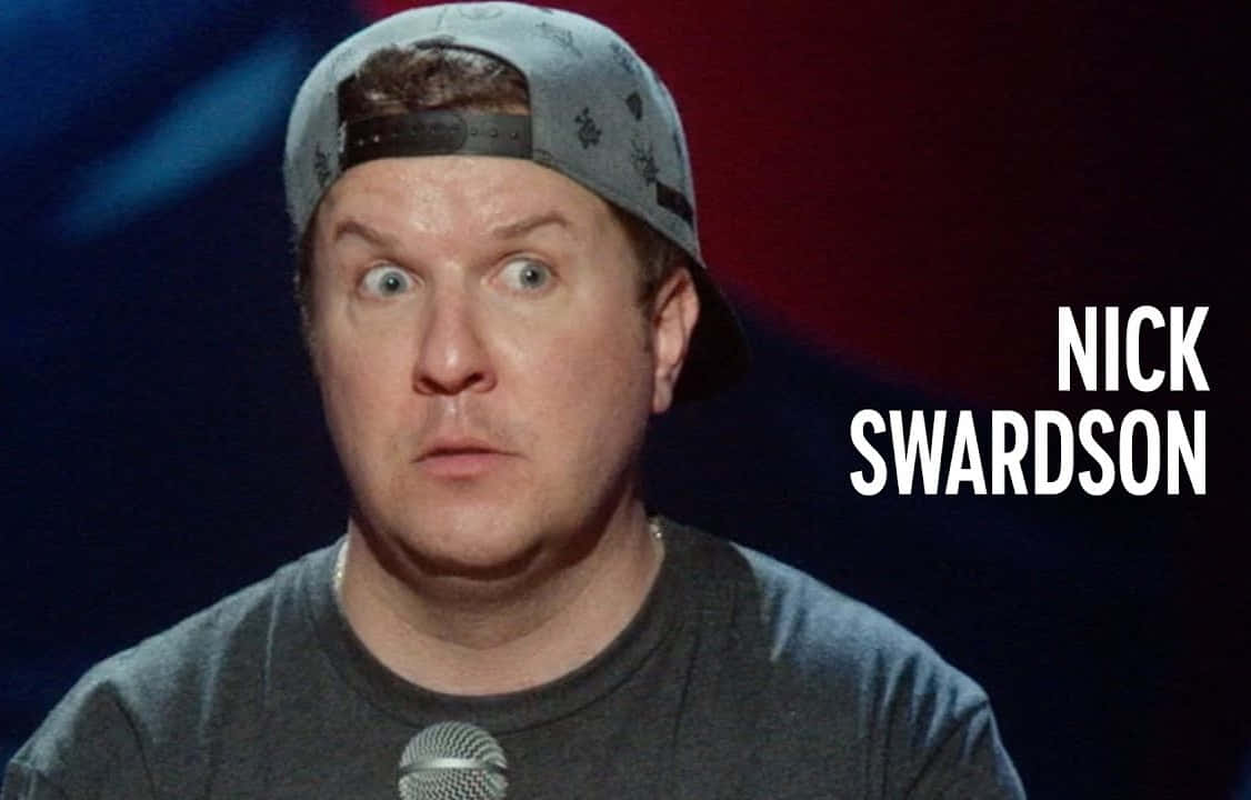 Nick Swardson 桌布 壁紙 — 喜劇演員Nick Swardson在舞台燈光下進行棟篤笑表演時，震驚地睜大眼睛凝視。