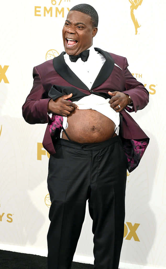 Tracy Morgan 桌布 壁紙 — 喜劇演員奇雲哈特在艾美獎頒獎禮上狂笑，同時頑皮地掀起他的燕尾服外套，露出赤裸的肚子。
