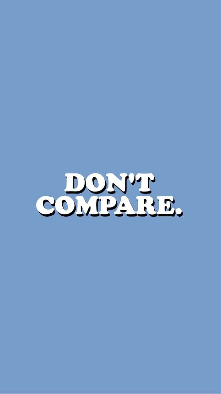 藍色背景上寫有白色文字「DON'T COMPARE。」