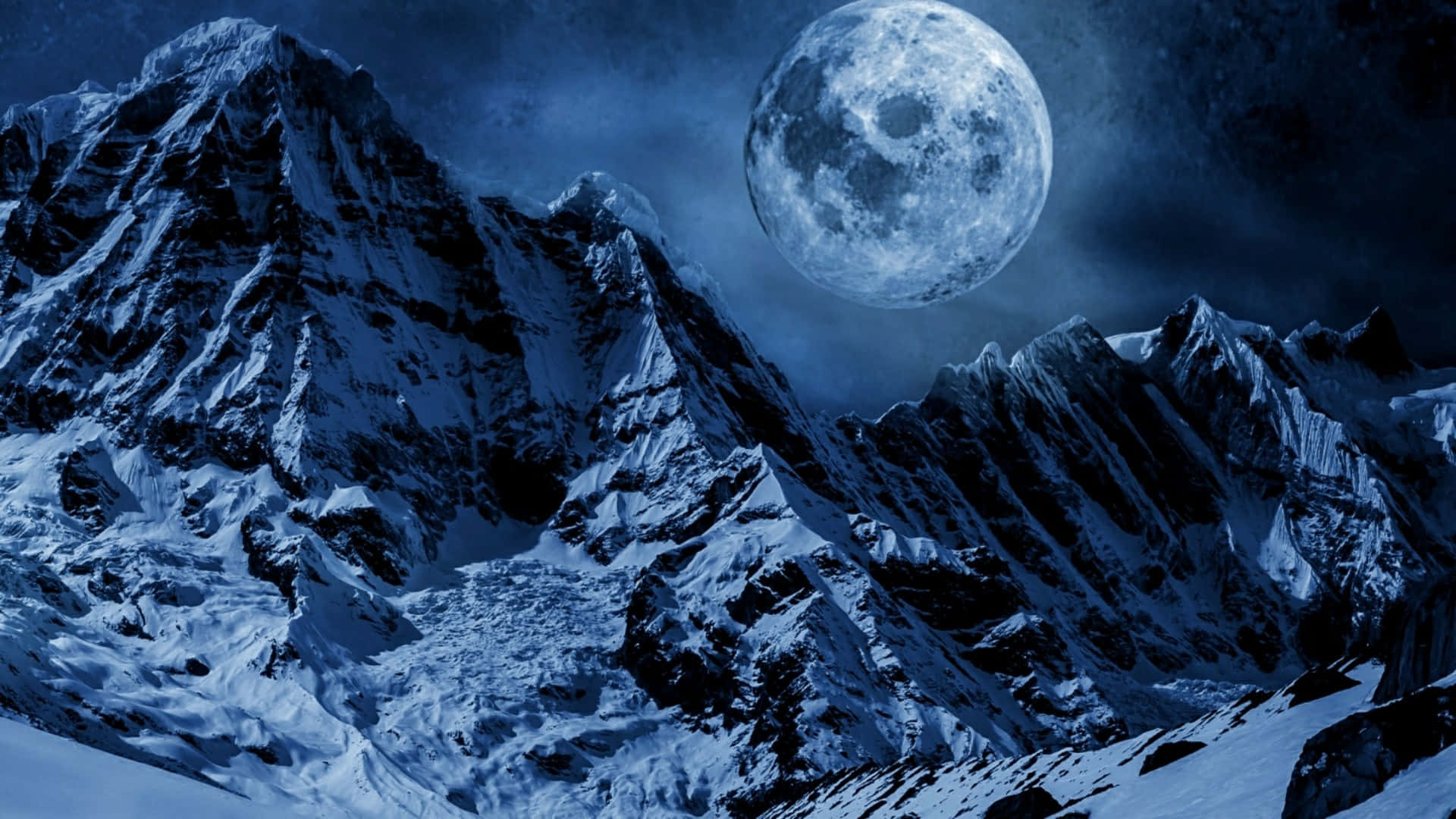 黑暗夜空下，大雪覆蓋的山脈襯著一輪巨大的滿月。