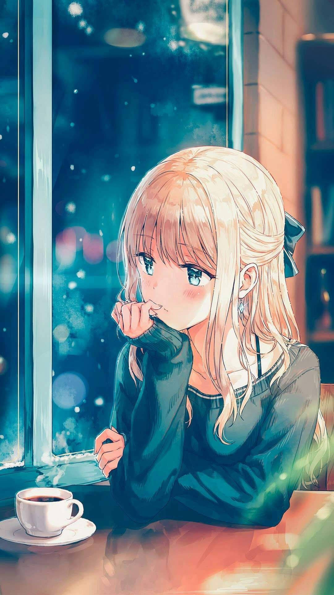 金髮動漫女孩在室內雪窗前喝咖啡