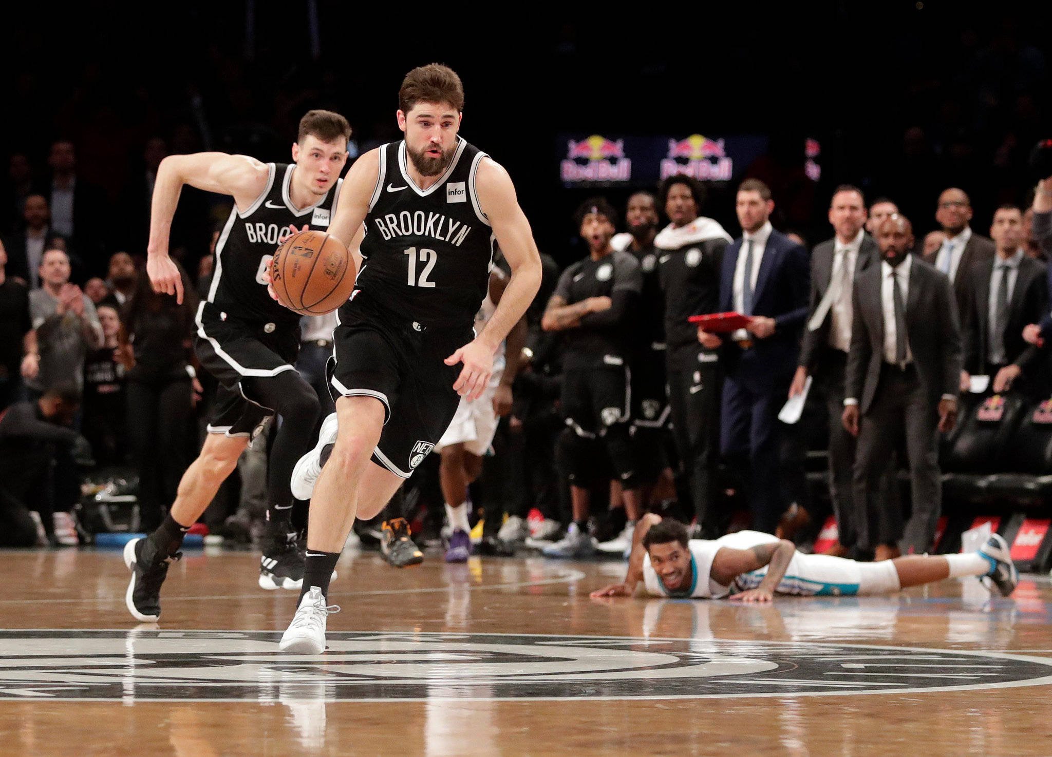 喬·哈里斯對戰黃蜂 壁紙 — 布魯克林籃網隊12號球員在激烈的NBA比賽中，在緊密防守下運球。