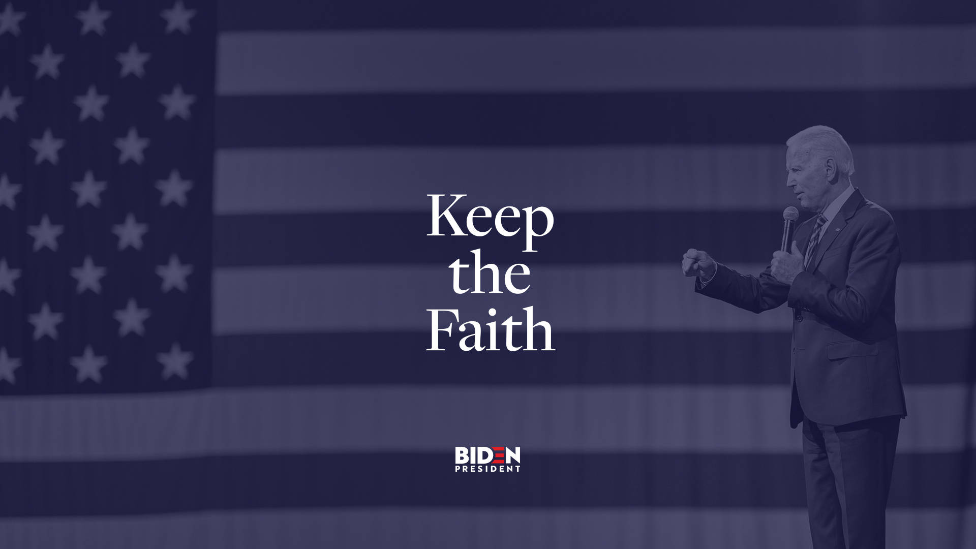 男子在美國國旗背景下進行政治演講，帶有「Keep the Faith」文字。