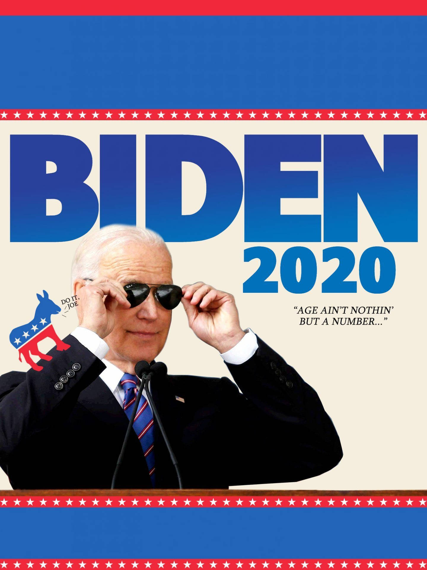 喬·拜登在競選講台上調整太陽眼鏡，講台上有「BIDEN 2020」文字和驢子標誌。