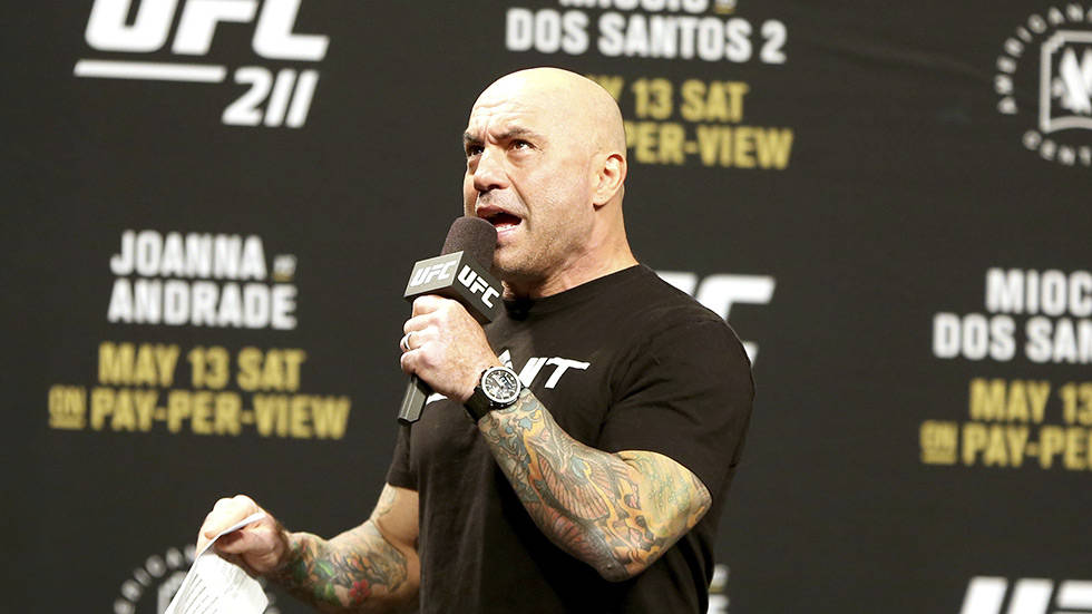 UFC拳手在記者會上帶著紋身和麥克風發言。