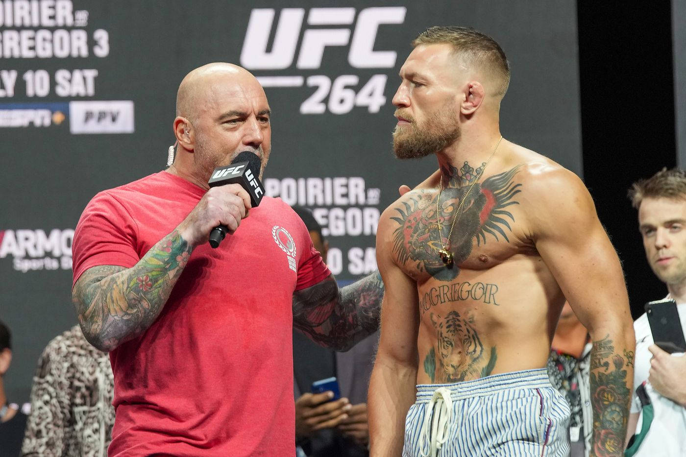 兩名有紋身的男性MMA拳手在UFC記者會上對峙。