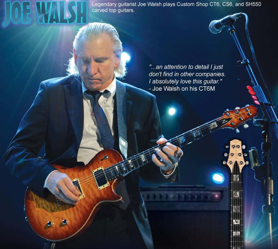 Joe Walsh在藍色燈光下於舞台上彈奏電結他。