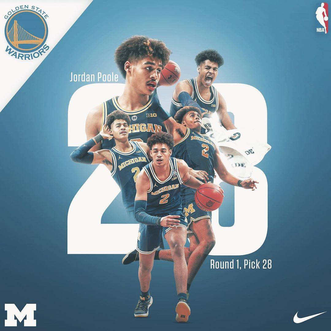 Jordan Poole 身穿密歇根球衣慶祝 NBA 選秀第 28 順位。