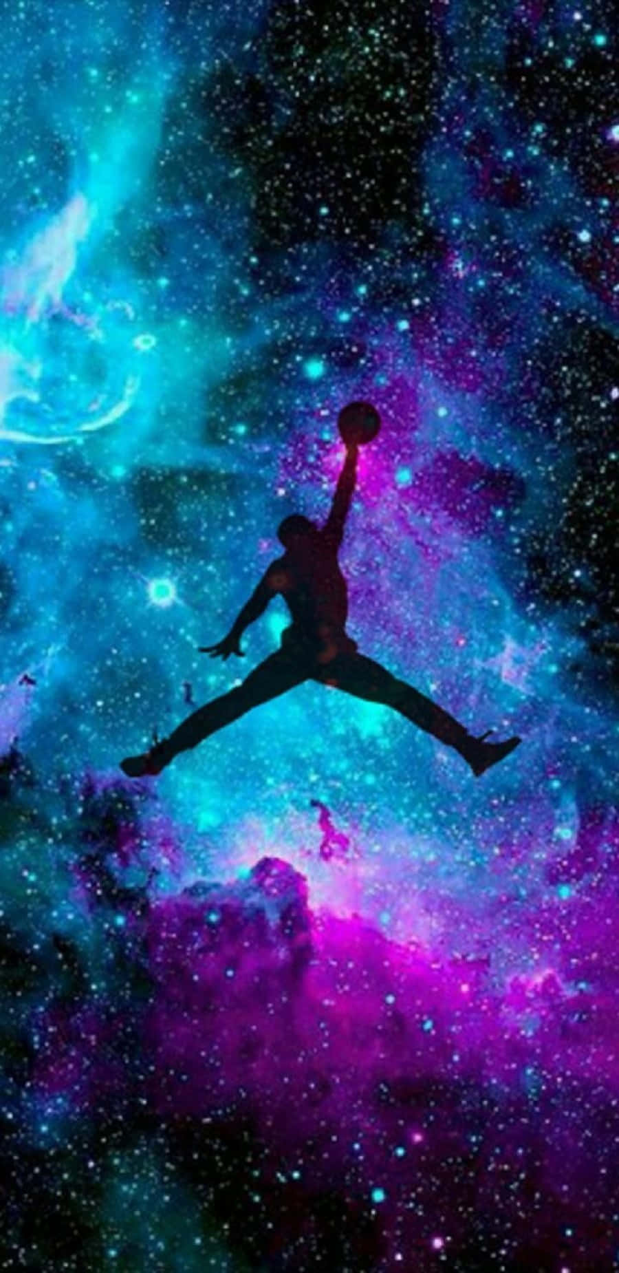 喬丹銀河：宇宙球場 壁紙 — 籃球運動員的剪影在藍色、紫色和星星的鮮豔宇宙星雲中騰空躍起。