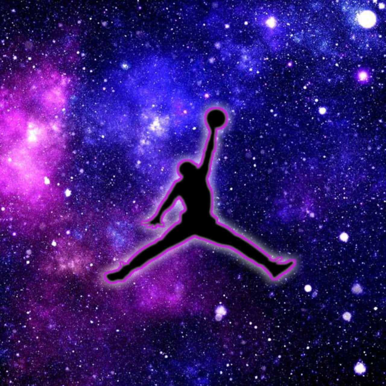 喬丹銀河：黑色配紫色邊框 壁紙 — 發光的Jordan標誌剪影在充滿星星的紫色和藍色宇宙星雲中跳躍。
