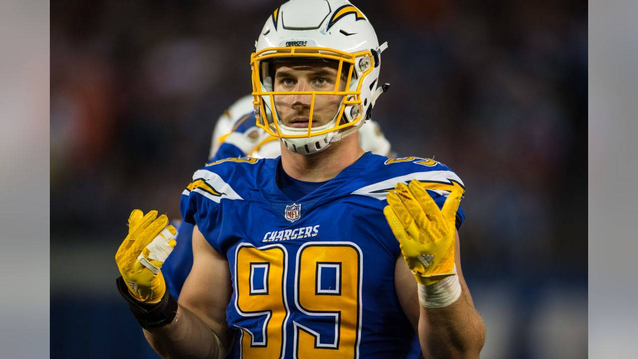 NFL美式足球員身穿電光人99號球衣在場上