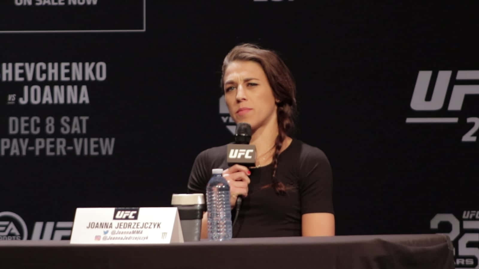 Joanna Jedrzejczyk 在UFC記者會上手持麥克風。