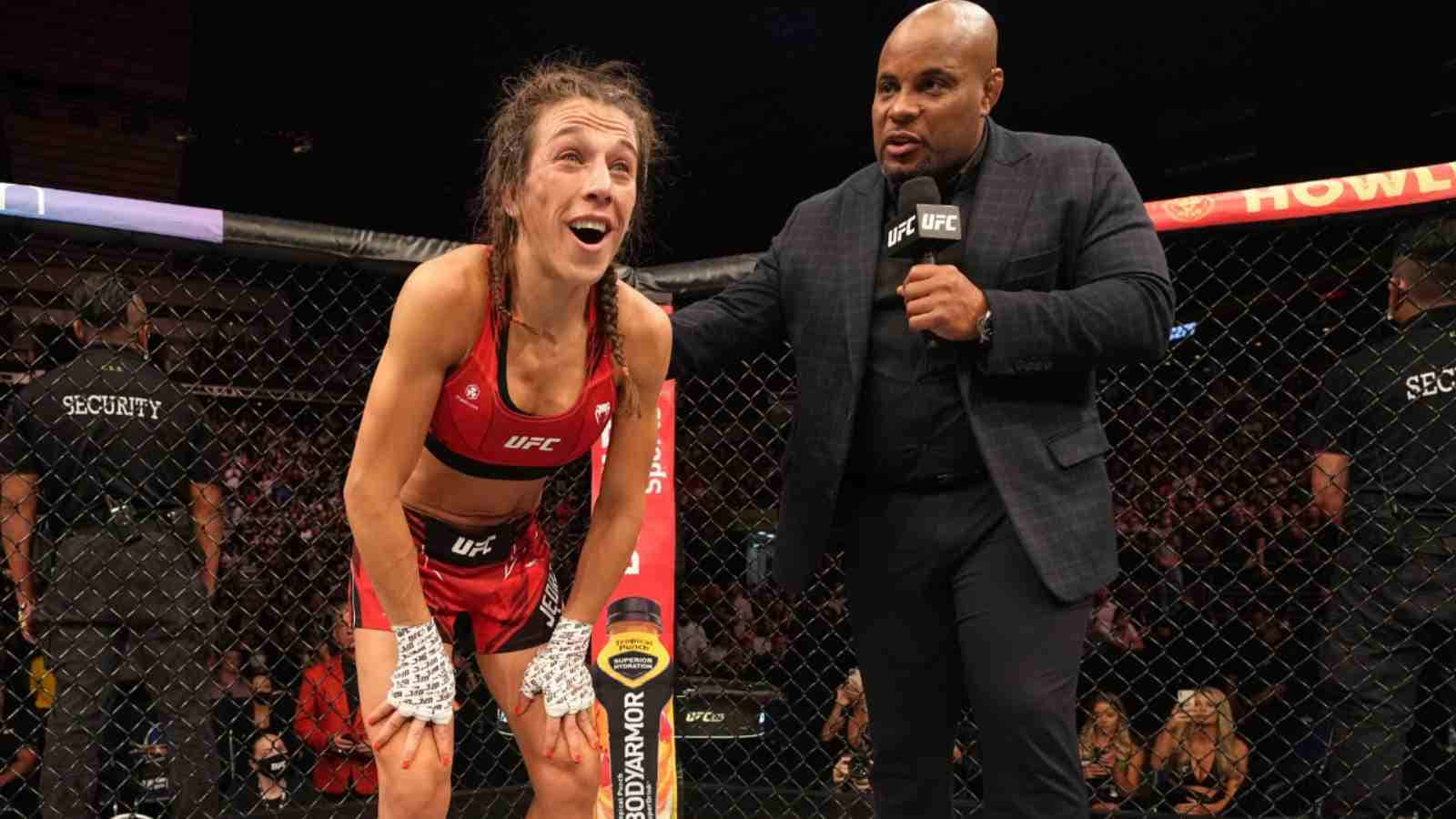 UFC選手在八角籠內與旁述員慶祝勝利。
