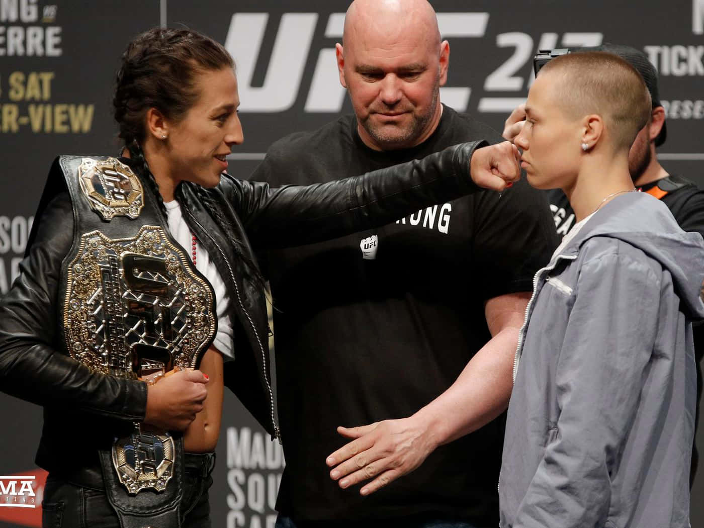兩位女性MMA拳手在UFC稱重時與裁判對峙。