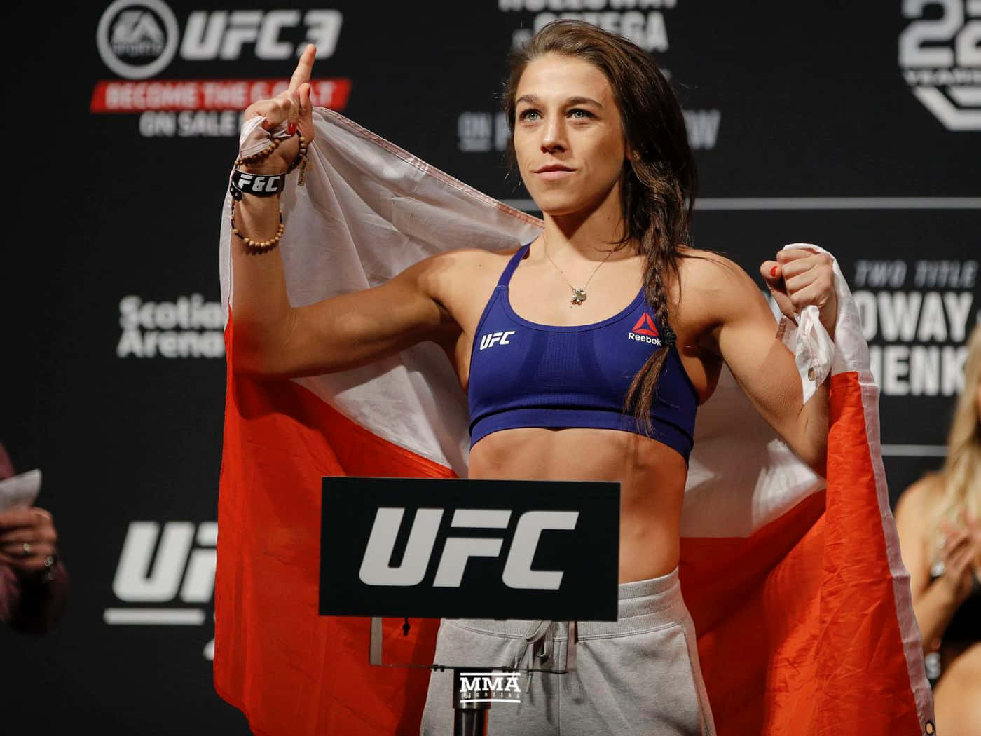 UFC拳手在稱重時手持波蘭國旗
