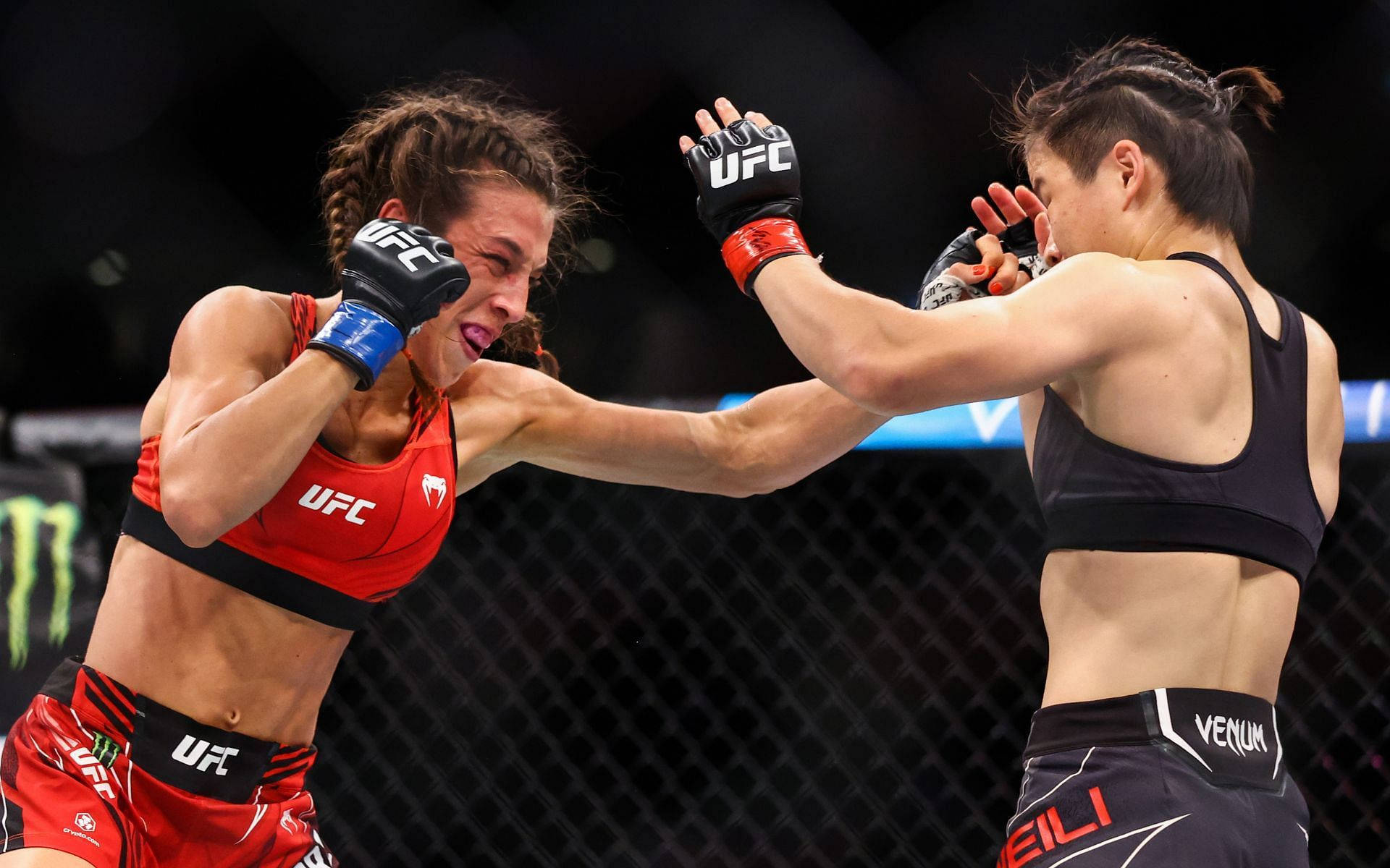 兩名女拳手在UFC鐵籠賽中互毆。
