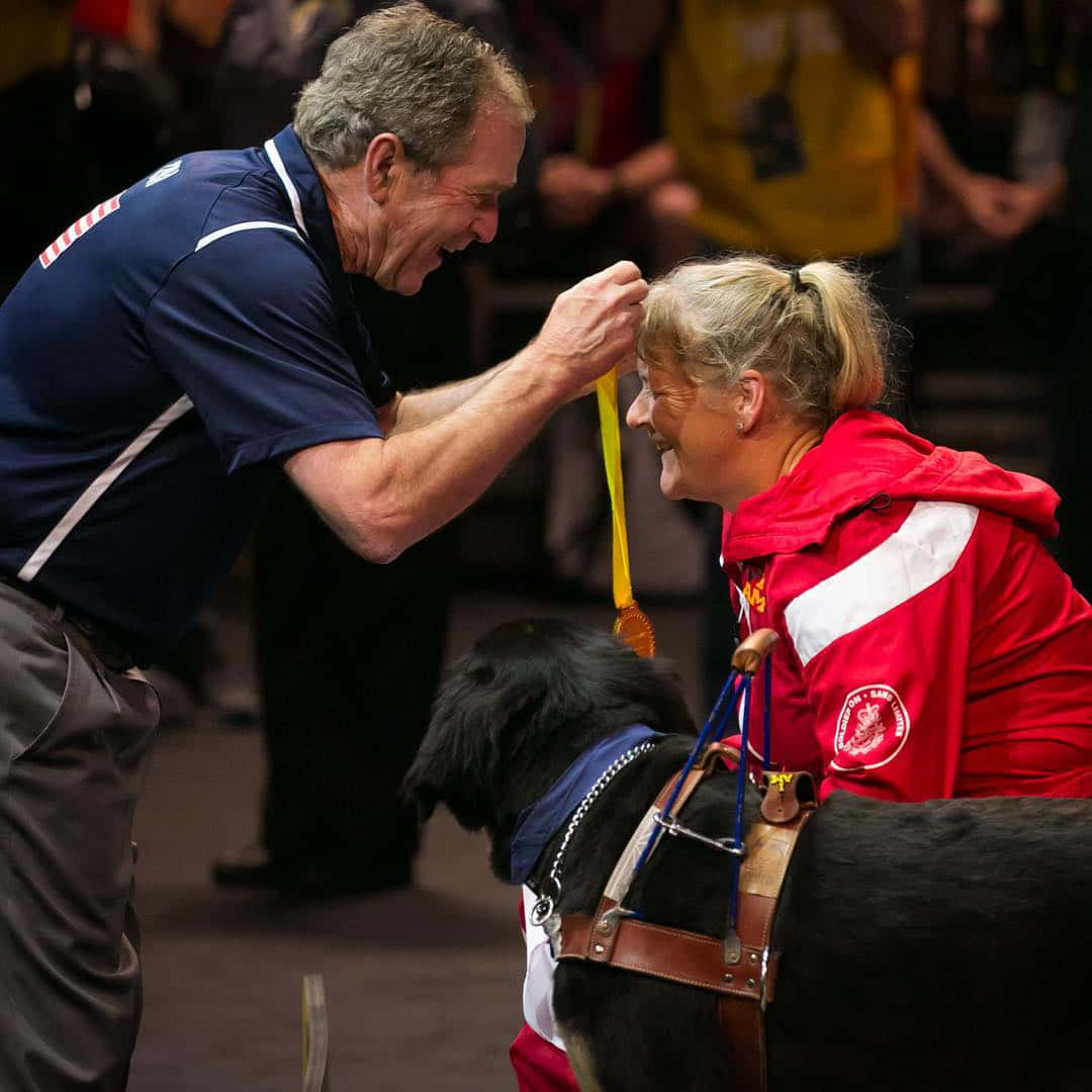 男士在活動中向帶導盲犬的女士頒發金牌。