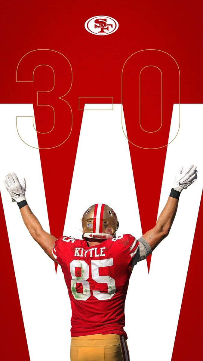 身穿紅色球衣的美式足球員高舉雙臂慶祝3-0勝利。