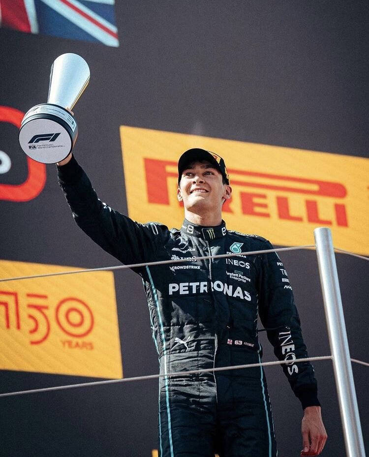 F1車手在頒獎台上手持銀色獎盃慶祝勝利