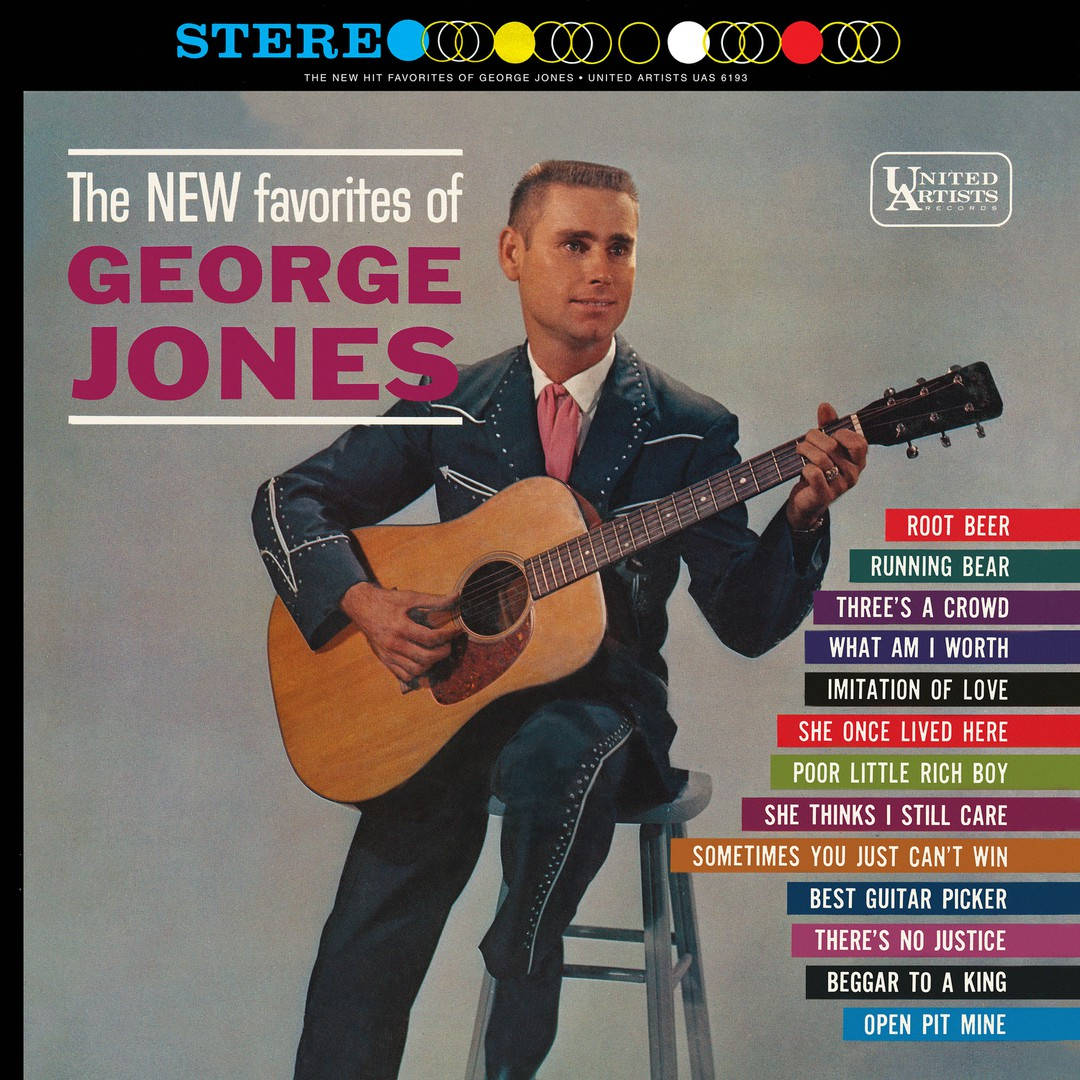 喬治·瓊斯《新最愛》專輯封面（1962年2月） 壁紙 — George Jones 身穿飾有鉚釘的藍色西裝，在復古專輯封面上抱著一把原聲結他，歌曲標題以彩色方塊呈現。