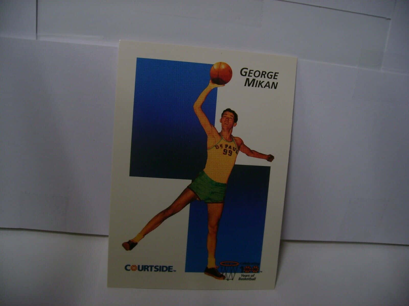 George Mikan 身穿 DePaul 球衣持球的復古籃球收藏卡。