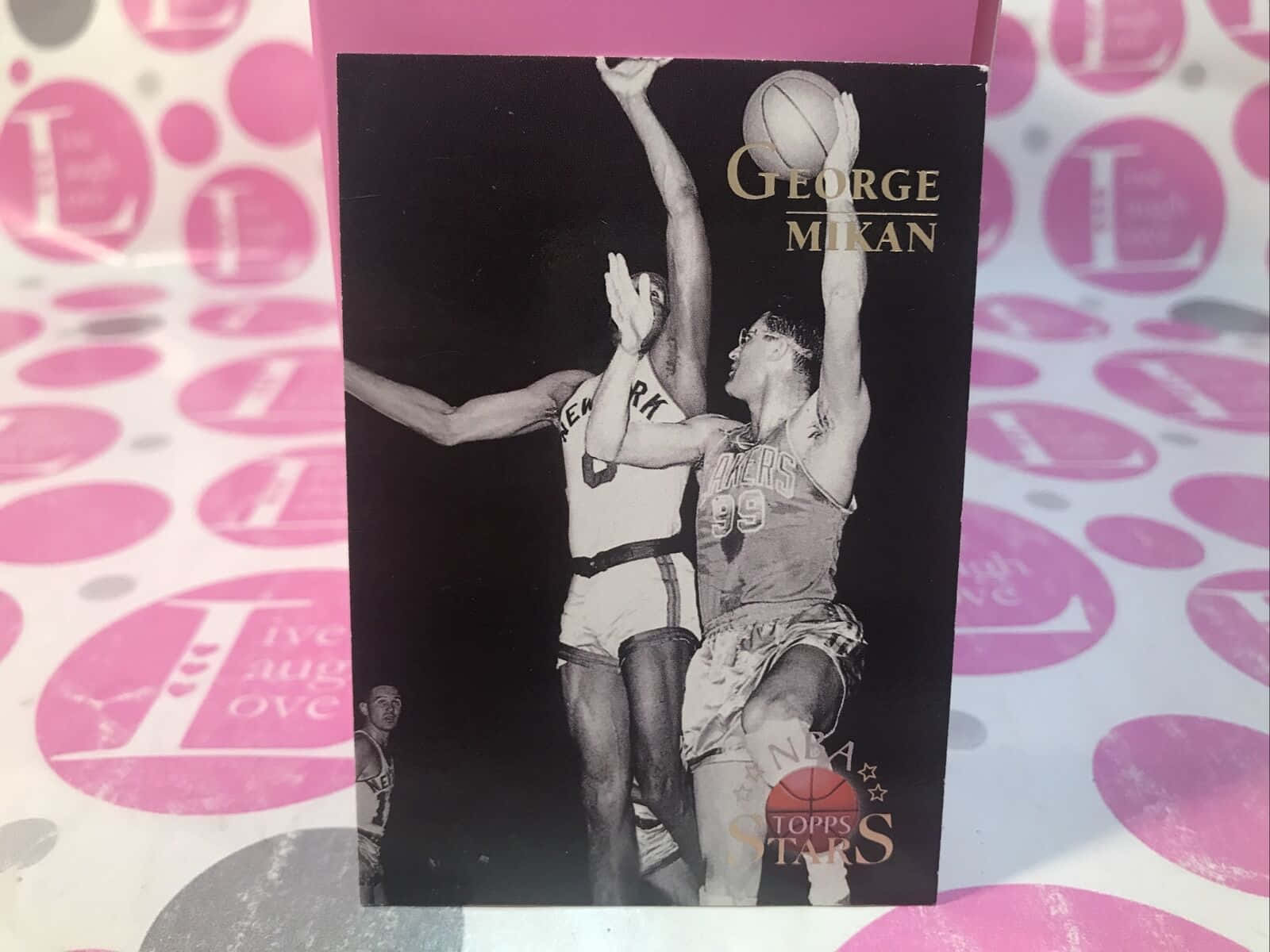 復古NBA Topps Stars籃球卡，顯示佐治·米肯在防守者上扣籃。
